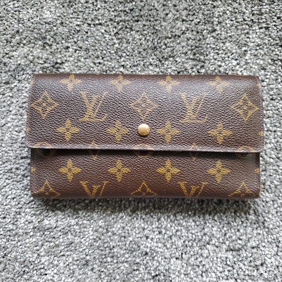Authentic Louis Vuitton trifold monogram wallet - Picture 1 of 10